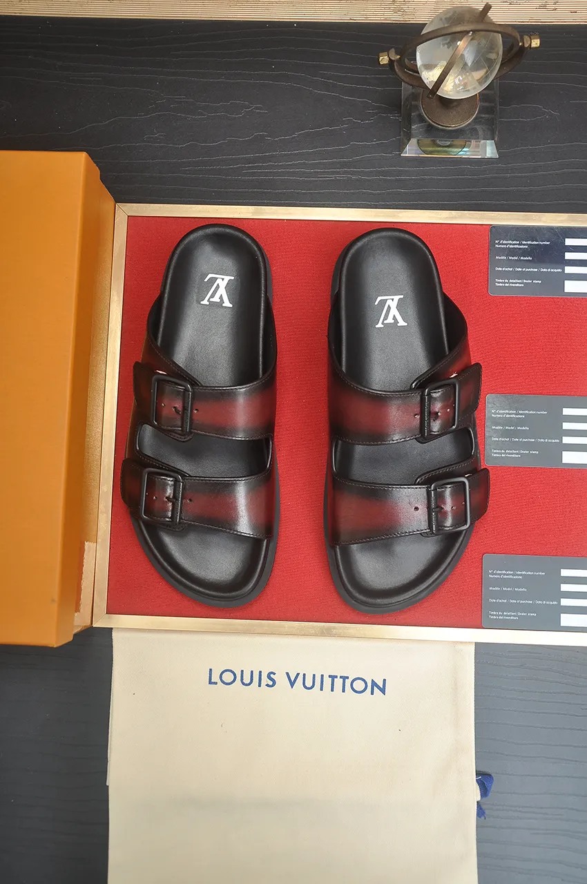 Men's shoes 💰400💶 [Louis Vuitton LV slippers] (high-end cowhide) counter 1:1 fashion style, a must-have for summer! The designer used LV’s iconic outsole. The original simple slippers instantly become fashionable! The upper is made of flexible special cowhide leather straps alternately, and the workmanship is exquisite! A must-have for stylish men in summer, size 38-45 (45 customized)